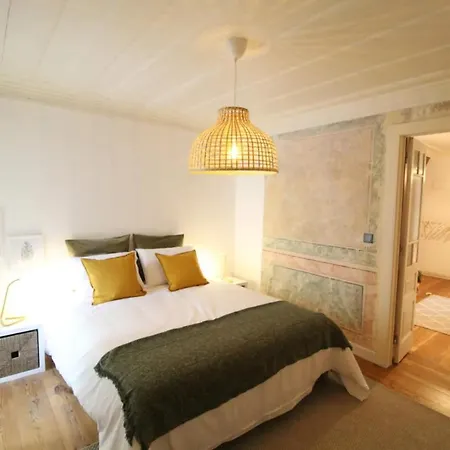 Peaceful And Romantic Bedroom In Сasa de vacaciones Lisboa